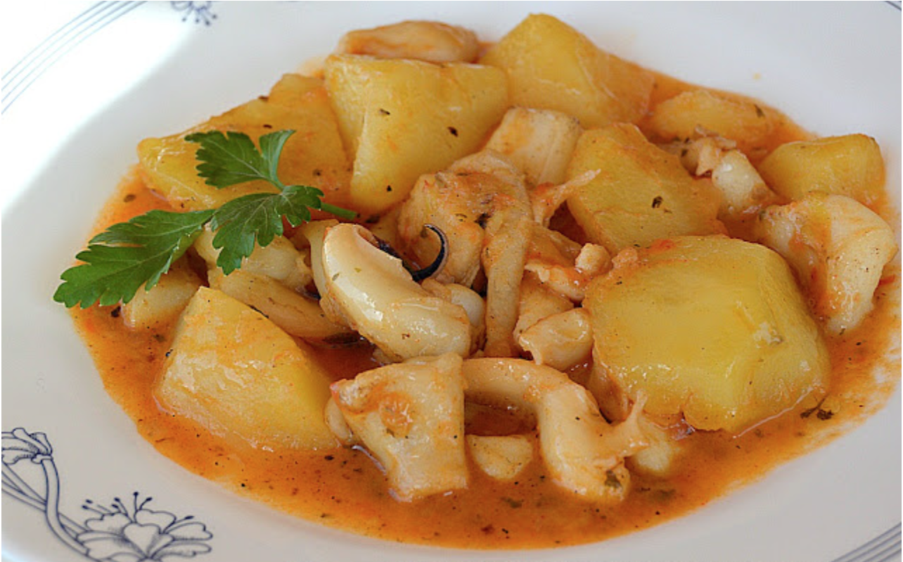 Ensalada de pepino y tomate con sepia guisada con patatas.
